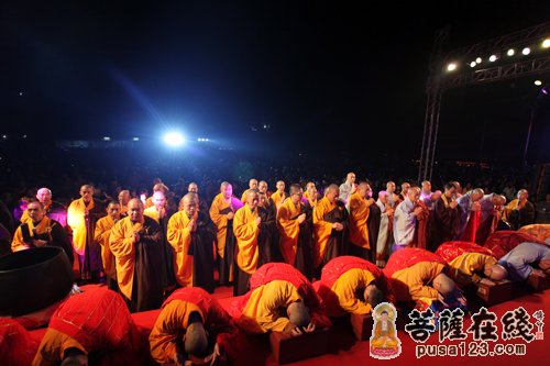 虔诚跪拜（图片来源：菩萨在线 摄影：妙雨）