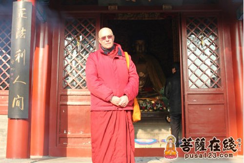 各国法师及居士一行参访北京龙泉寺
