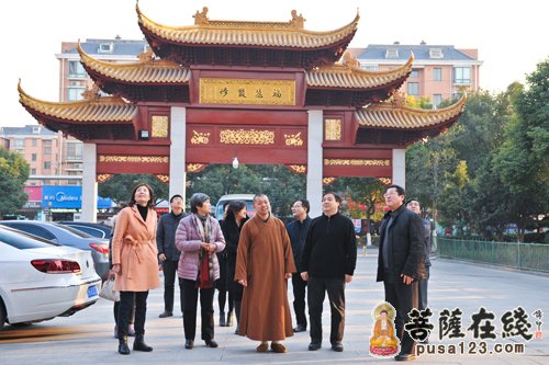 上海奉贤区区长庄木弟一行赴上海二严寺视察安