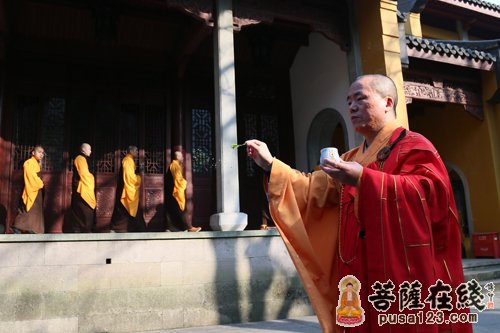 灵隐寺监院义广法师率众洒净