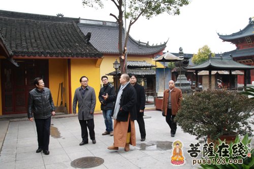 浦东新区统战部胡志国副部长，浦东新区民宗处处长钱月明，新场镇统战部部长邵引平等领导一行本寺
