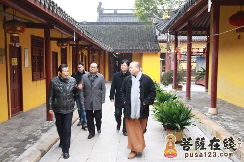 灵宏法师向领导们介绍了15年春节安全工作的预案