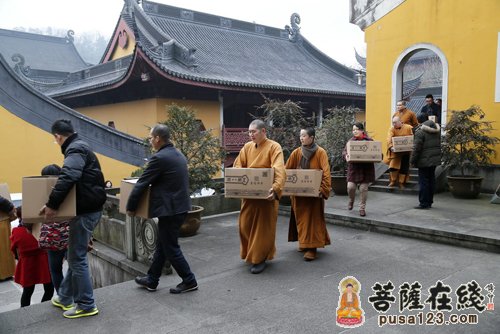 灵隐寺-杭州灵隐寺腊八节送粥彰显“感恩”精神
