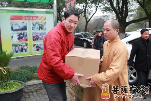 灵隐寺-杭州灵隐寺腊八节送粥彰显“感恩”精神