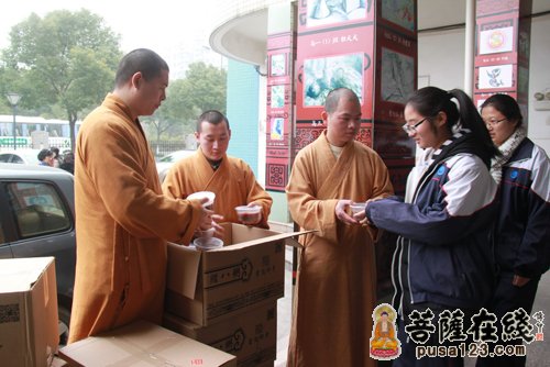 灵隐寺-杭州灵隐寺腊八节送粥彰显“感恩”精神