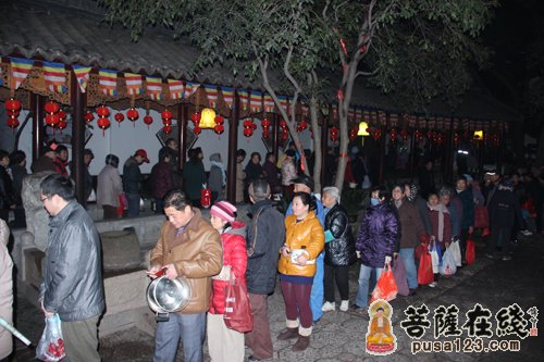 寒山寺-苏州寒山寺举行“腊八施粥”与大众广结善缘