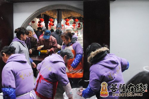 寒山寺-苏州寒山寺举行“腊八施粥”与大众广结善缘