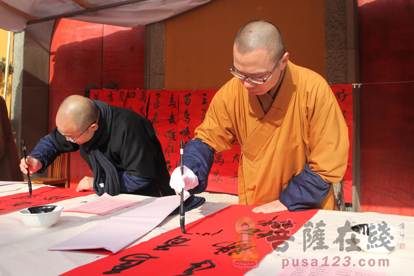 【高清图集"送福到万家·共圆中国梦"上海玉佛禅寺法师为市民免费题