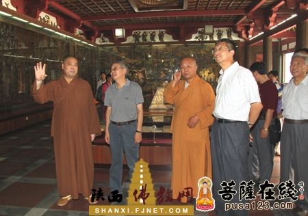 赵学义一行在省委统战部副巡视员闫小平,二处处长雷西明等人的陪同下