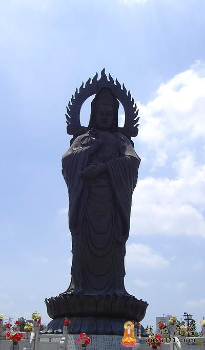 藏经阁一层为陈列室,陈列有北魏石刻,唐代观音及历代雕塑的其他佛像