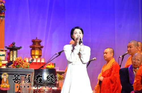 第三届世界佛教论坛王菲双手合十唱心经华仔陪妻未出席