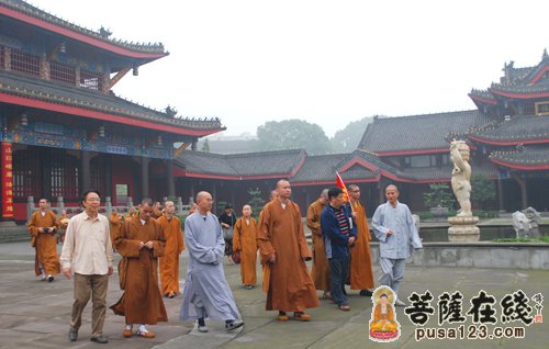 峨眉山-上海佛学院师生参访峨眉山寺院