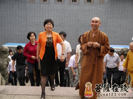 浙江宁波副市长陈奕君一行视察天童禅寺
