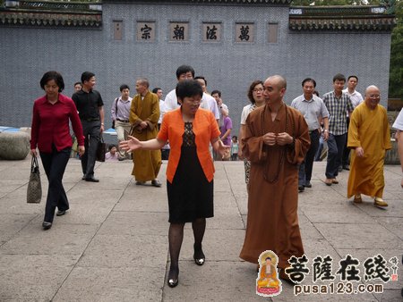 浙江宁波副市长陈奕君一行视察天童禅寺