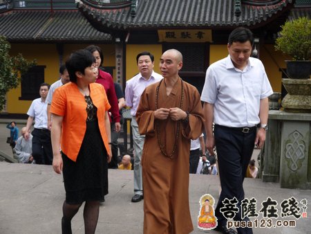 浙江宁波副市长陈奕君一行视察天童禅寺