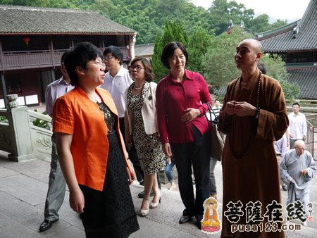 浙江宁波副市长陈奕君一行视察天童禅寺