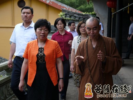 浙江宁波副市长陈奕君一行视察天童禅寺