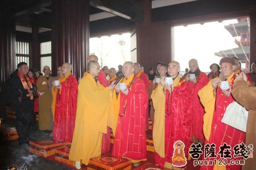中国佛教协会副会长,江西省佛教协会会长,南昌佑民寺方丈纯一大和尚