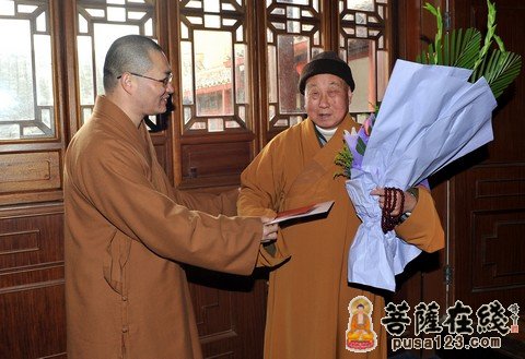 普陀山佛协领导为咨议委副主席普净长老庆祝77岁寿诞