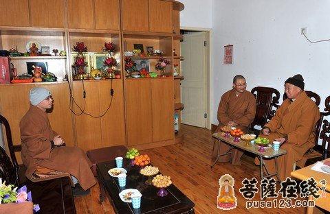 普陀山佛协领导为咨议委副主席普净长老庆祝77岁寿诞