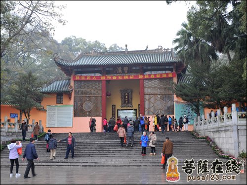 辞别旧岁 喜迎新春 广东南华禅寺香火鼎盛
