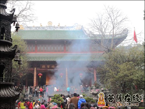 辞别旧岁 喜迎新春 广东南华禅寺香火鼎盛