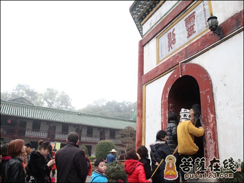 辞别旧岁 喜迎新春 广东南华禅寺香火鼎盛