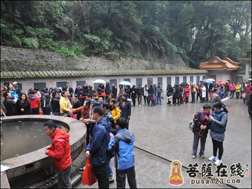 辞别旧岁 喜迎新春 广东南华禅寺香火鼎盛