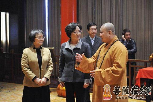 张丽丽-上海市人大领导调研玉佛禅寺 觉醒大和尚热情接待