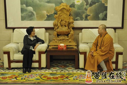 张丽丽-上海市人大领导调研玉佛禅寺 觉醒大和尚热情接待