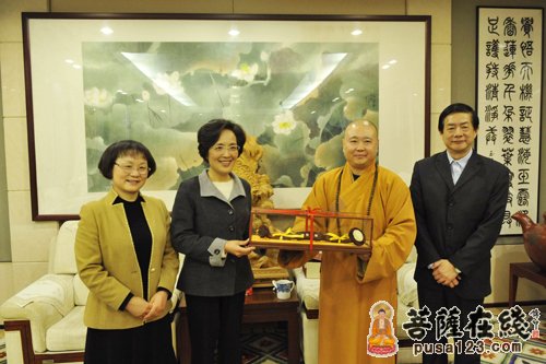 张丽丽-上海市人大领导调研玉佛禅寺 觉醒大和尚热情接待