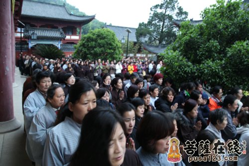 佛教-天地同泣 十方信众至黄梅四祖寺吊唁当代高僧净慧长老