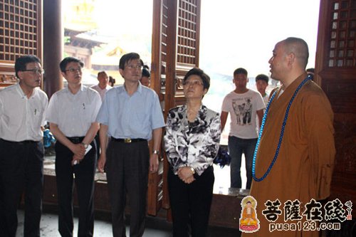 佛教-方惠萍走访静安寺 对佛教界发挥积极作用表示赞赏