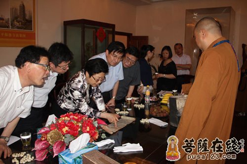 佛教-方惠萍走访静安寺 对佛教界发挥积极作用表示赞赏