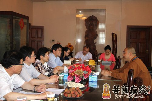 佛教-方惠萍走访静安寺 对佛教界发挥积极作用表示赞赏
