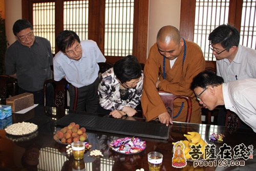 佛教-方惠萍走访静安寺 对佛教界发挥积极作用表示赞赏