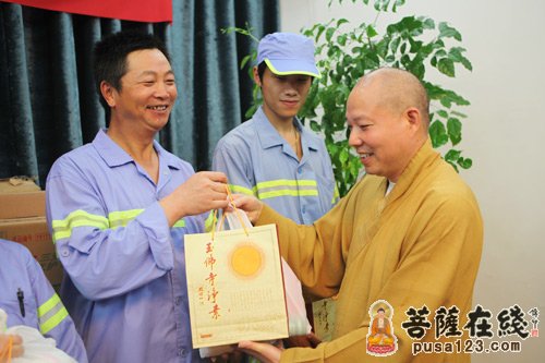 高温慰问-上海玉佛禅寺酷暑慰问普陀区环卫工人