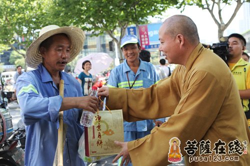 高温慰问-上海玉佛禅寺酷暑慰问普陀区环卫工人