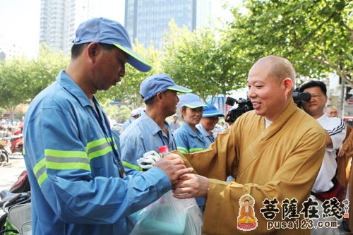 高温慰问-上海玉佛禅寺酷暑慰问普陀区环卫工人