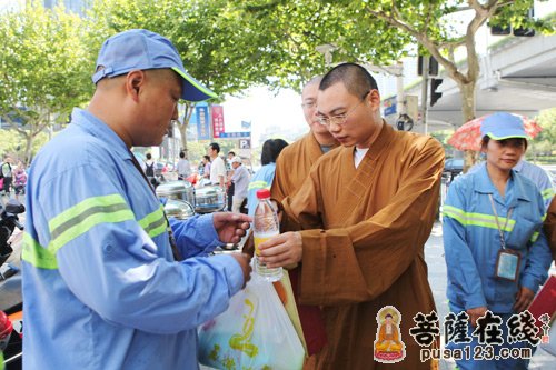 高温慰问-上海玉佛禅寺酷暑慰问普陀区环卫工人