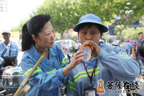 高温慰问-上海玉佛禅寺酷暑慰问普陀区环卫工人