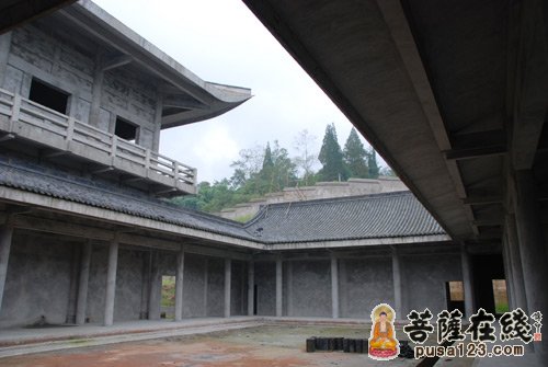 永寿大和尚一行视察柳江光明寺建设情况