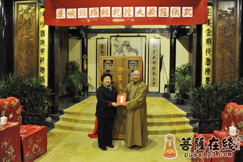 乾隆大藏经-左焕琛女士向上海玉佛禅寺捐赠《乾隆大藏经》