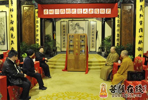 乾隆大藏经-左焕琛女士向上海玉佛禅寺捐赠《乾隆大藏经》