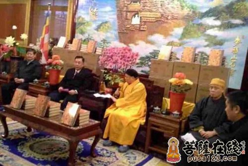 佛教-中国佛教协会慈善公益委员会举行向全国寺院捐赠《乾隆大藏经》仪式
