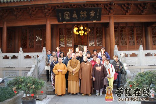 上海龙华古寺,龙华古寺监院中观法师,慧真法师在方丈楼接待了来访团