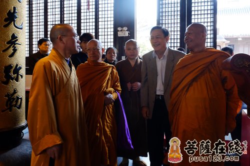泰国法界佛教参访团一行参访上海龙华古寺