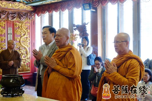 泰国法界佛教参访团一行参访上海龙华古寺