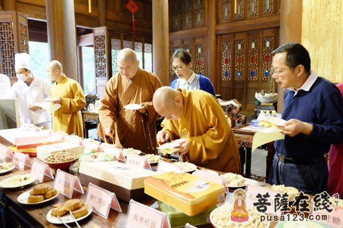 上海-上海龙华古寺举行净素月饼品尝会
