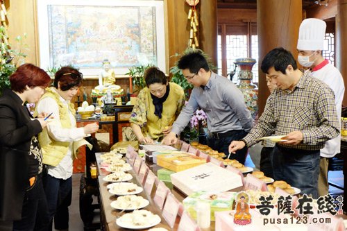上海-上海龙华古寺举行净素月饼品尝会